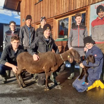 Schüler der LFS Tamsweg mit dem Mutterschaf und einem Lamm von der letzten Ablammung.