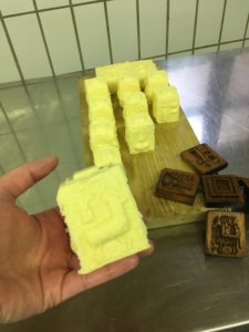 Gemodelter Butter mit Lamm-Symbol