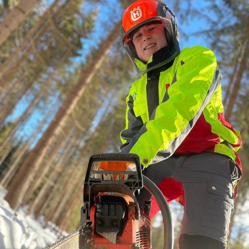 Schüler mit Motorsäge