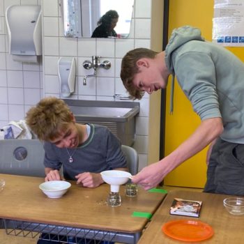 Schüler beim Abfüllen von Räucherwerk